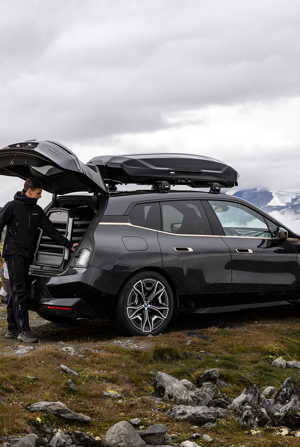 BMW mit Dachbox in Berglandschaft – registriere bei Dachboxit