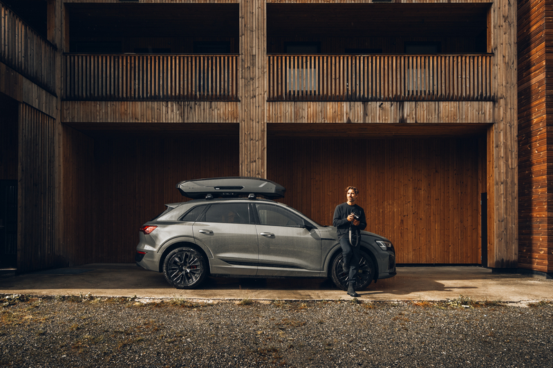 Thule Produktbild Dachbox auf SUV vor Holzhaus – mieten bei Dachboxit
